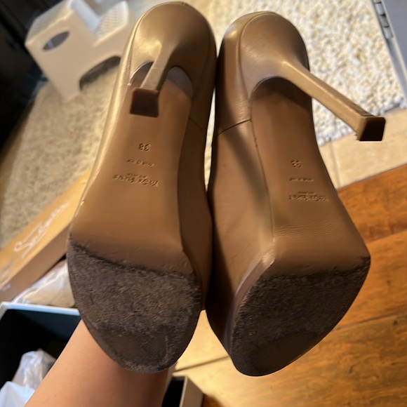 Ysl nude pump with round toe. Size 38. Comes with box and dustbag. - Picture 5 of 5